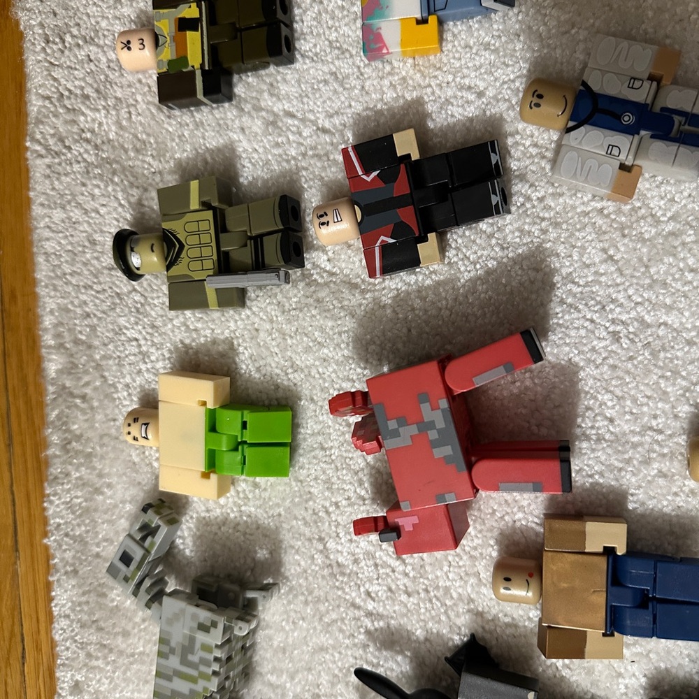 Assorted Minecraft, Roblox and Lego figurines - Picture 2 of 5